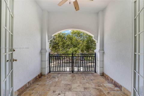 House in Miami Lakes, Florida 5 bedrooms, 341.51 sq.m. № 1779612 - photo 24