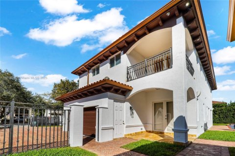 House in Miami Lakes, Florida 5 bedrooms, 341.51 sq.m. № 1779612 - photo 29
