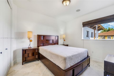 House in Miami Lakes, Florida 5 bedrooms, 341.51 sq.m. № 1779612 - photo 27