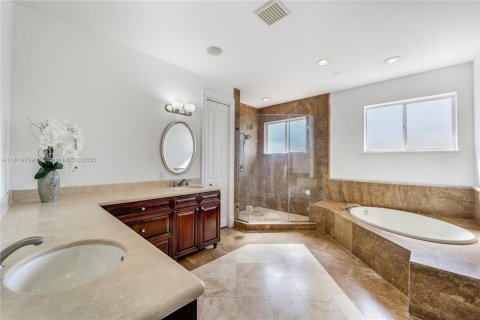 House in Miami Lakes, Florida 5 bedrooms, 341.51 sq.m. № 1779612 - photo 22