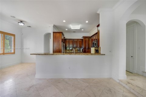 House in Miami Lakes, Florida 5 bedrooms, 341.51 sq.m. № 1779612 - photo 14