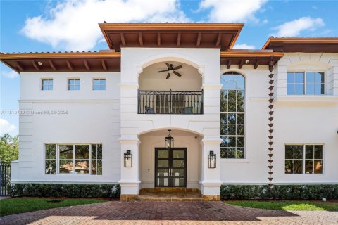 House in Miami Lakes, Florida 5 bedrooms, 341.51 sq.m. № 1779612 - photo 1