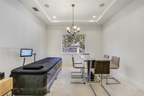House in Miami Lakes, Florida 5 bedrooms, 341.51 sq.m. № 1779612 - photo 17