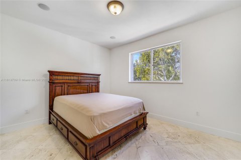 House in Miami Lakes, Florida 5 bedrooms, 341.51 sq.m. № 1779612 - photo 25