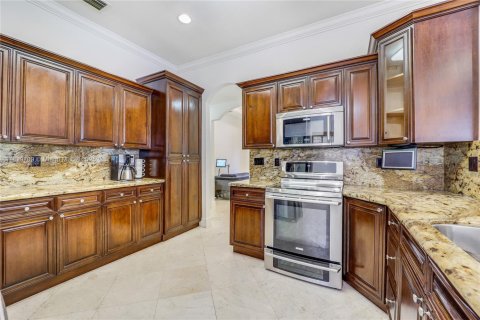 House in Miami Lakes, Florida 5 bedrooms, 341.51 sq.m. № 1779612 - photo 12