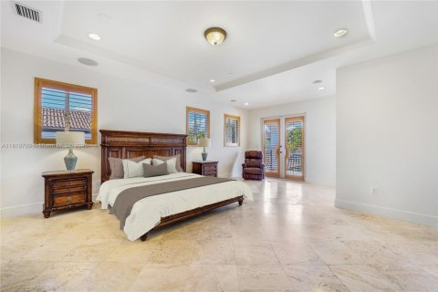 House in Miami Lakes, Florida 5 bedrooms, 341.51 sq.m. № 1779612 - photo 20