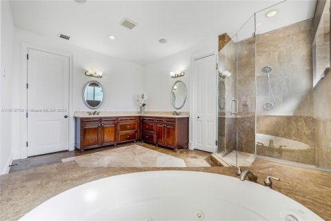 House in Miami Lakes, Florida 5 bedrooms, 341.51 sq.m. № 1779612 - photo 23