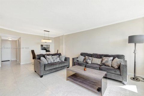Condominio en alquiler en Hallandale Beach, Florida, 2 dormitorios, 111.48 m2 № 1867337 - foto 18