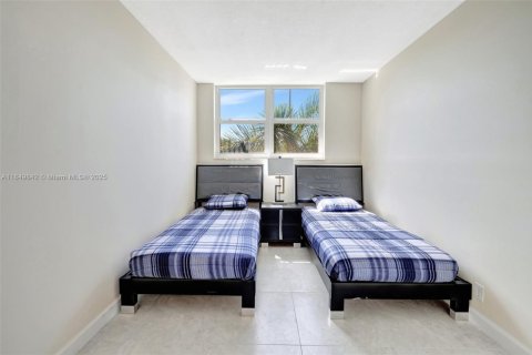 Condominio en alquiler en Hallandale Beach, Florida, 2 dormitorios, 111.48 m2 № 1867337 - foto 8