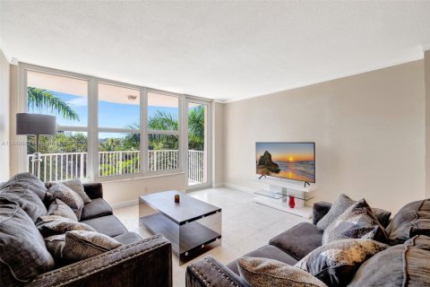 Condominio en alquiler en Hallandale Beach, Florida, 2 dormitorios, 111.48 m2 № 1867337 - foto 16