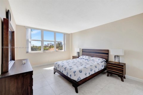 Condominio en alquiler en Hallandale Beach, Florida, 2 dormitorios, 111.48 m2 № 1867337 - foto 5