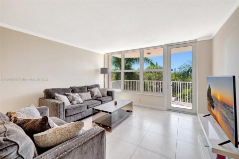 Condominio en alquiler en Hallandale Beach, Florida, 2 dormitorios, 111.48 m2 № 1867337 - foto 1