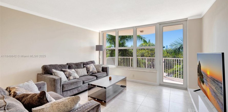 Condominio en Hallandale Beach, Florida, 2 dormitorios  № 1867337