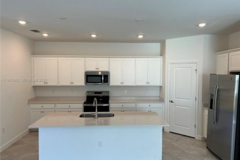 Villa ou maison à vendre à Lehigh Acres, Floride: 3 chambres, 171.78 m2 № 2025495 - photo 4