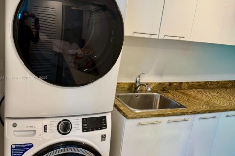 Condo in Fort Lauderdale, Florida, 2 bedrooms  № 1994759 - photo 7