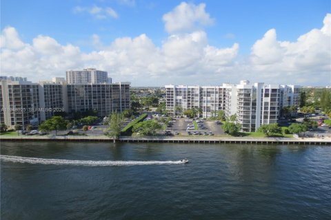 Copropriété à louer à Hollywood, Floride: 1 chambre, 84.17 m2 № 2007455 - photo 3