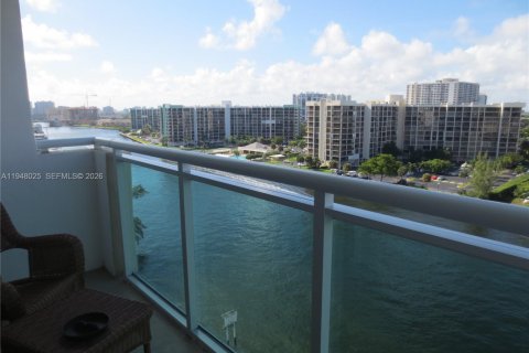 Copropriété à louer à Hollywood, Floride: 1 chambre, 84.17 m2 № 2007455 - photo 2