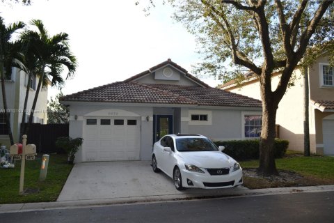House in Plantation, Florida 2 bedrooms, 128.21 sq.m. № 1811686 - photo 1