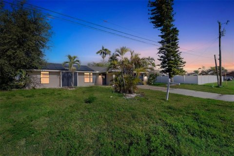 House in Cape Coral, Florida 3 bedrooms, 154.5 sq.m. № 1743065 - photo 1
