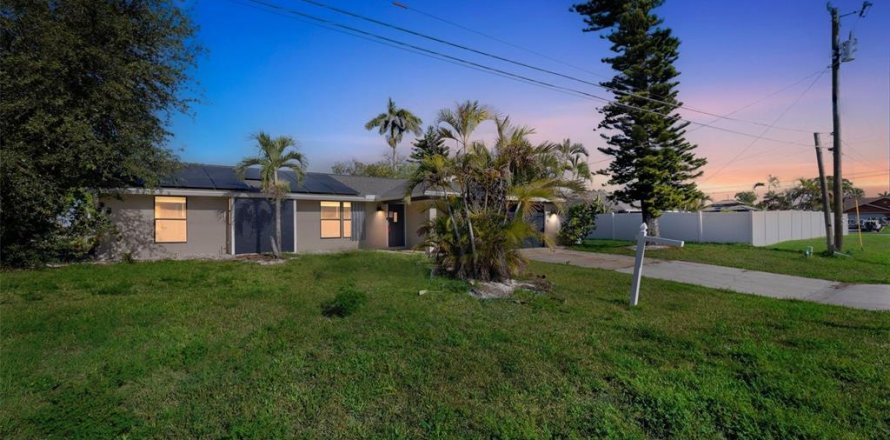 House in Cape Coral, Florida 3 bedrooms, 154.5 sq.m. № 1743065