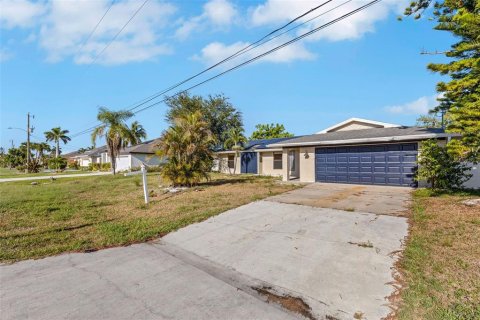 House in Cape Coral, Florida 3 bedrooms, 154.5 sq.m. № 1743065 - photo 2