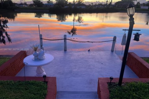 House in Cape Coral, Florida 3 bedrooms № 2059561 - photo 5