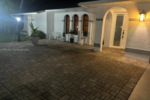House in Cape Coral, Florida 3 bedrooms № 2059561 - photo 13