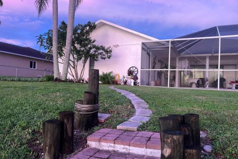 House in Cape Coral, Florida 3 bedrooms № 2059561 - photo 9