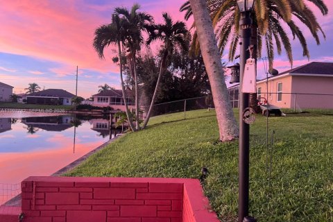 House in Cape Coral, Florida 3 bedrooms № 2059561 - photo 6