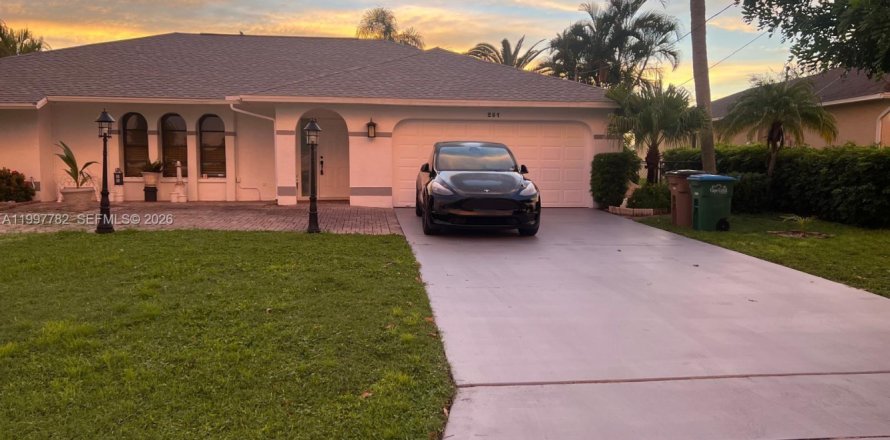 House in Cape Coral, Florida 3 bedrooms № 2059561