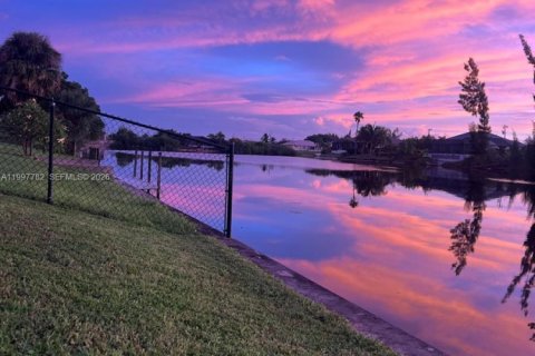 House in Cape Coral, Florida 3 bedrooms № 2059561 - photo 10