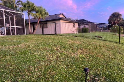House in Cape Coral, Florida 3 bedrooms № 2059561 - photo 11