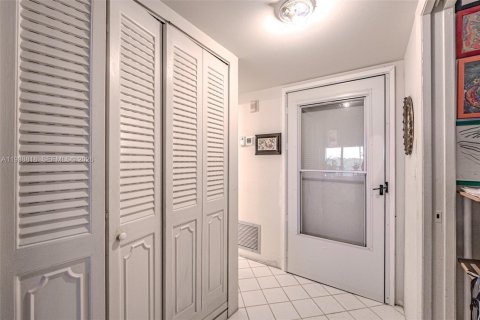 Купить кондоминиум в Лейк-Уорт, Флорида 6 комнат, 102.47м2, № 2152641 - фото 8
