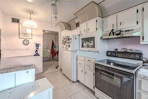 Купить кондоминиум в Лейк-Уорт, Флорида 6 комнат, 102.47м2, № 2152641 - фото 15