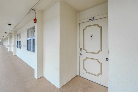 Купить кондоминиум в Лейк-Уорт, Флорида 6 комнат, 102.47м2, № 2152641 - фото 7