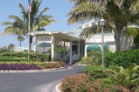 Снять в аренду кондоминиум в Форт-Пирс, Флорида 2 спальни, 97.27м2, № 846536 - фото 1