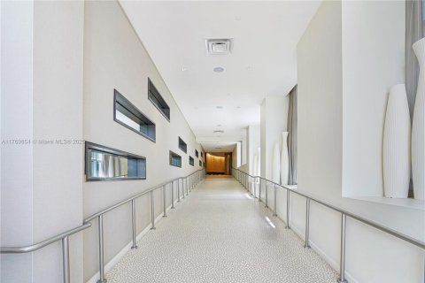 Condo in Miami Beach, Florida  № 2154760 - photo 24