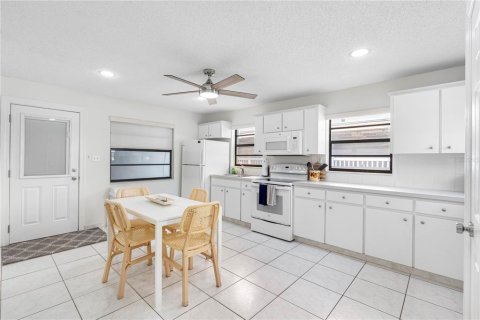 Condo in Indian Rocks Beach, Florida, 2 bedrooms  № 2094057 - photo 19
