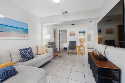Condo in Indian Rocks Beach, Florida, 2 bedrooms  № 2094057 - photo 11