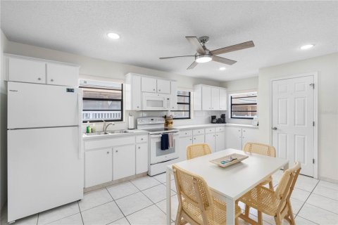Condo in Indian Rocks Beach, Florida, 2 bedrooms  № 2094057 - photo 20