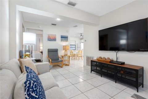 Condo in Indian Rocks Beach, Florida, 2 bedrooms  № 2094057 - photo 12