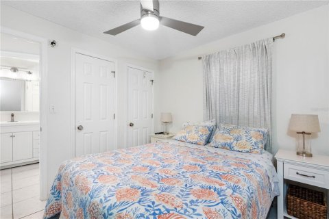 Condo in Indian Rocks Beach, Florida, 2 bedrooms  № 2094057 - photo 24