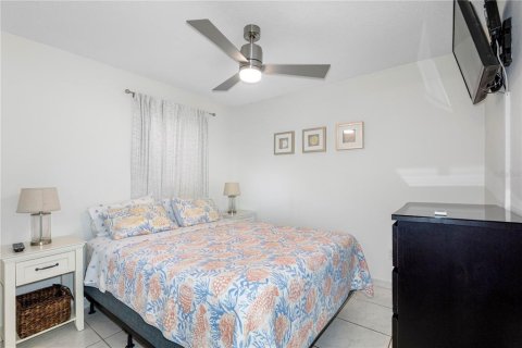 Condo in Indian Rocks Beach, Florida, 2 bedrooms  № 2094057 - photo 23