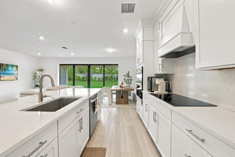 House in Lake Worth, Florida 5 bedrooms, 268.86 sq.m. № 2412349 - photo 24
