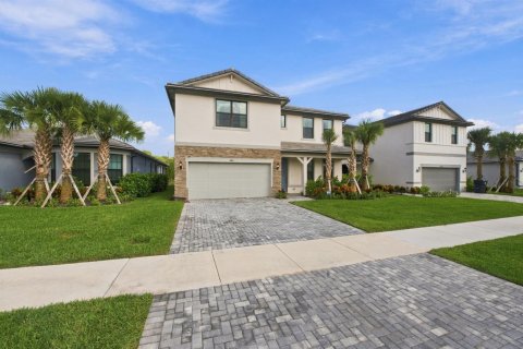 House in Lake Worth, Florida 5 bedrooms, 268.86 sq.m. № 2412349 - photo 5
