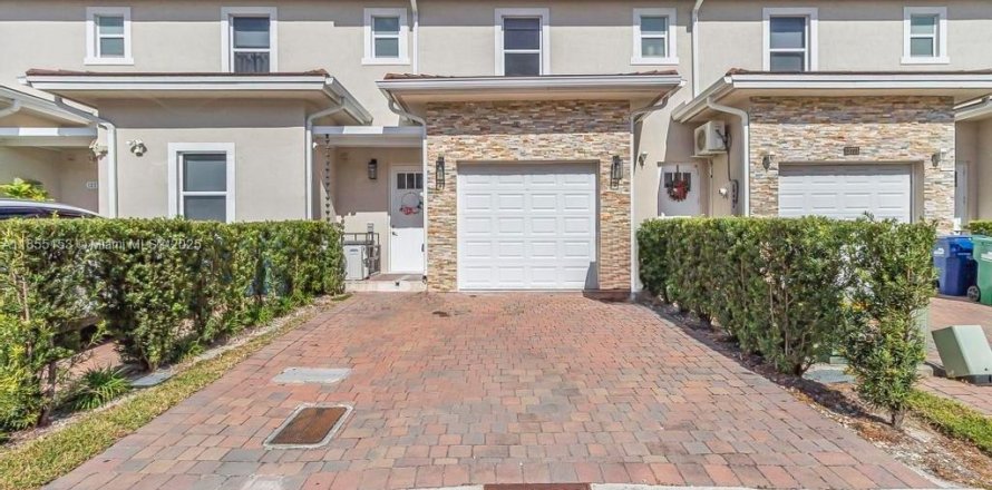 Adosado en Homestead, Florida 3 dormitorios, 156.63 m2 № 1877832