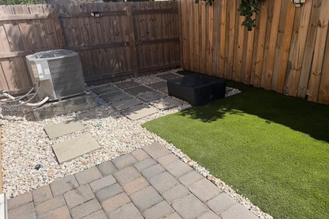 Townhouse in Homestead, Florida 3 bedrooms, 120.96 sq.m. № 2068941 - photo 23