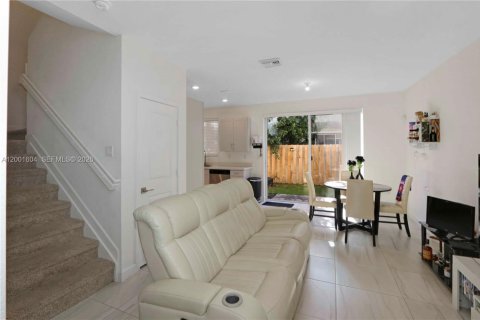 Townhouse in Homestead, Florida 3 bedrooms, 120.96 sq.m. № 2068941 - photo 6