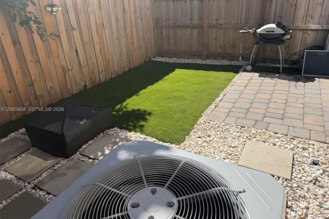 Townhouse in Homestead, Florida 3 bedrooms, 120.96 sq.m. № 2068941 - photo 24