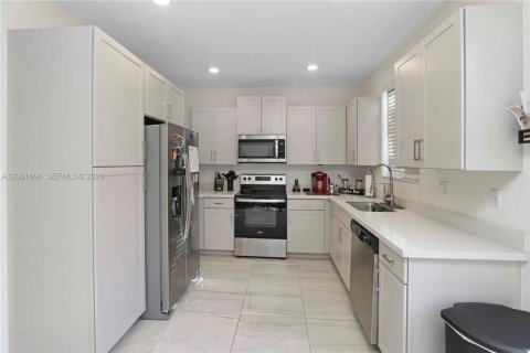 Townhouse in Homestead, Florida 3 bedrooms, 120.96 sq.m. № 2068941 - photo 11